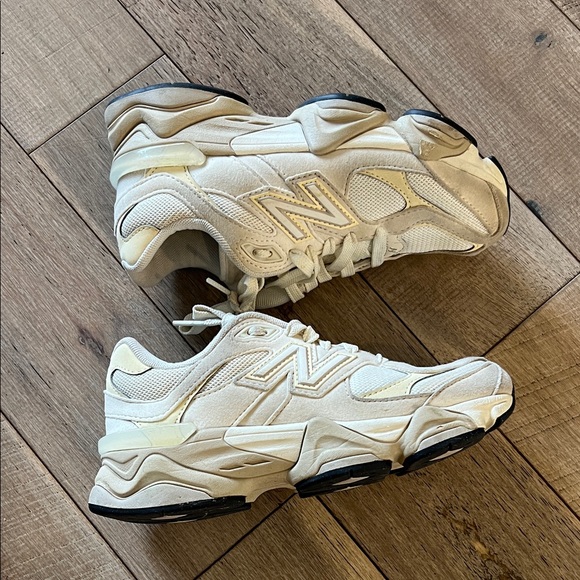 New Balance Beige and Cream Athletic Shoes Boys Size 4 **Like New worn twice** - Picture 2 of 9